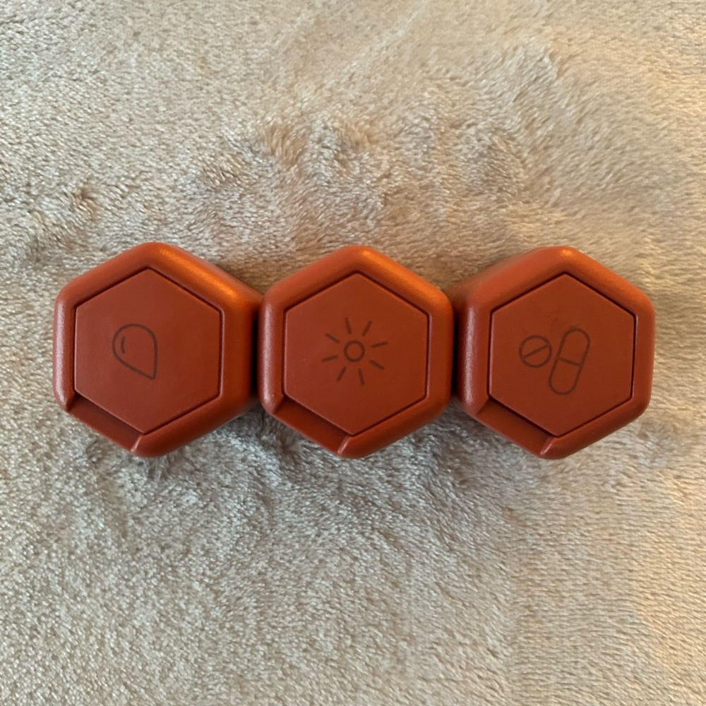 Cadence travel containers